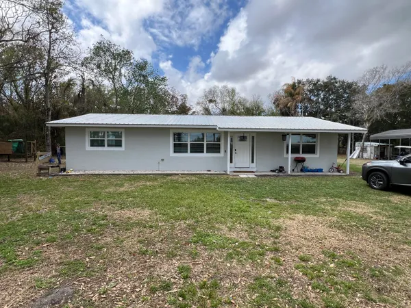 a view of a yard in front of house