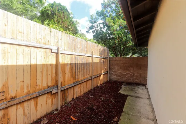 a view of a house with backyard