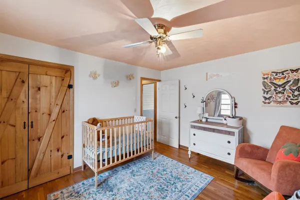 a view of an entryway with a workspace