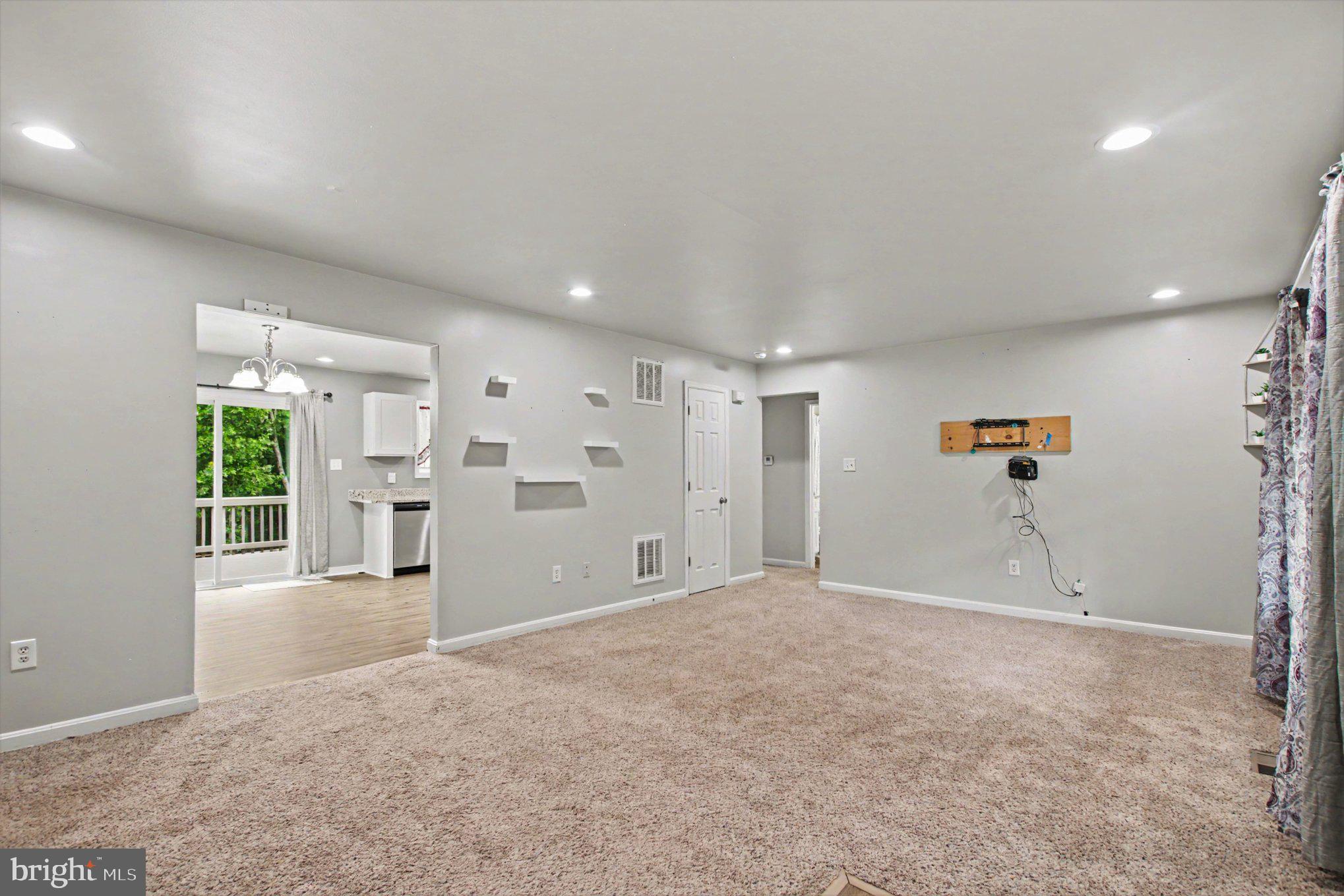 9486 Verdiersville Road Rhoadesville, VA 22542 - Photo 10 of 31 Living room
