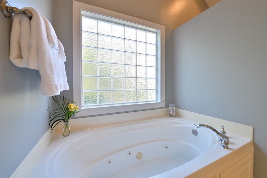114 Bancroft Court Central, SC 29630 - Photo 14 of 35 Come home to this soaker tub.