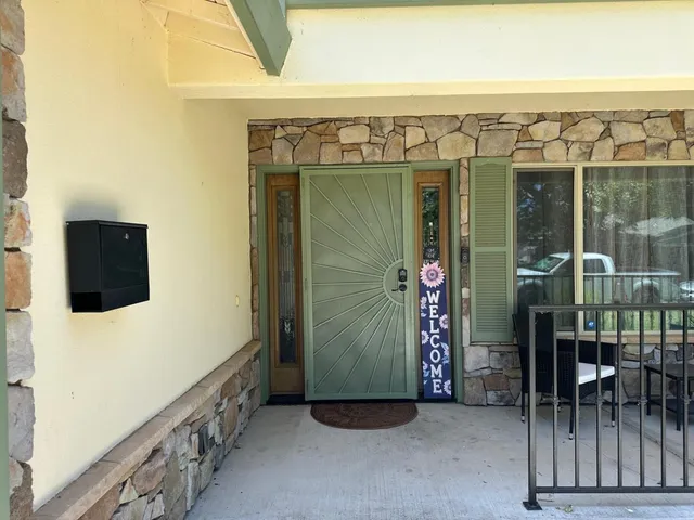 a view of entryway front of house