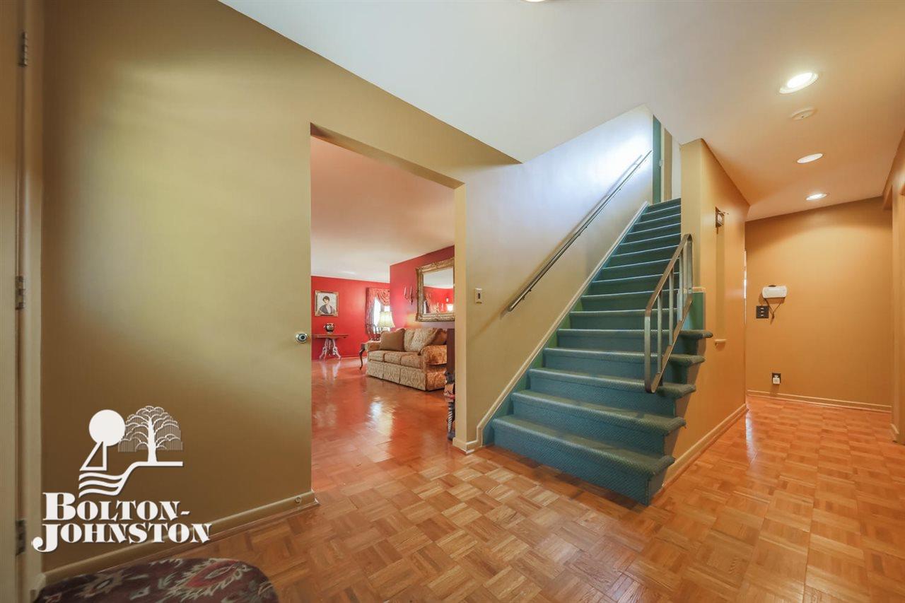 1067 Devonshire Road Grosse Pointe, MI 48230 - Photo 34 of 58 31390986-33.JPG