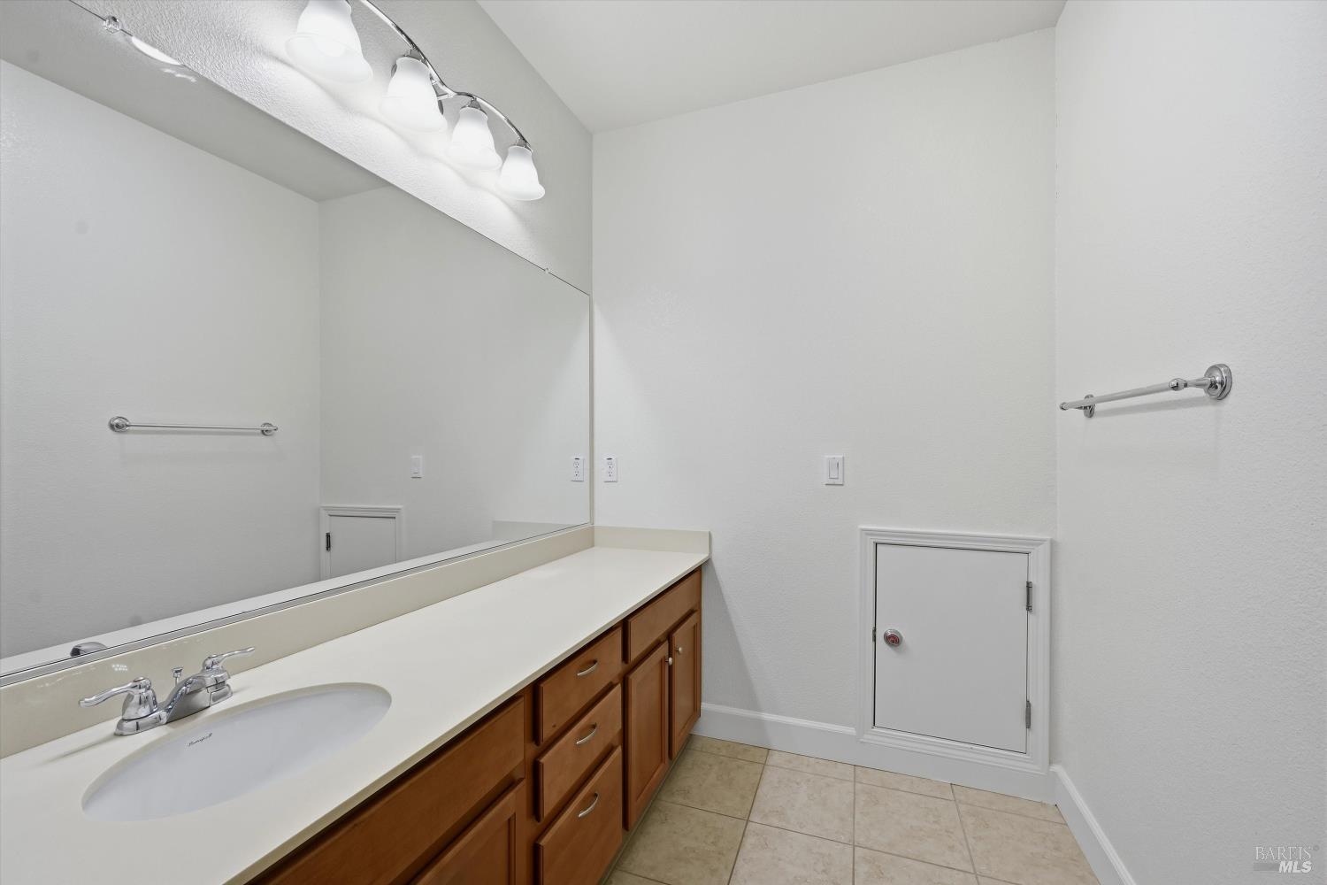 2017 Verbena Drive Santa Rosa, CA 95404 - Photo 28 of 36 Full bath on the upper level