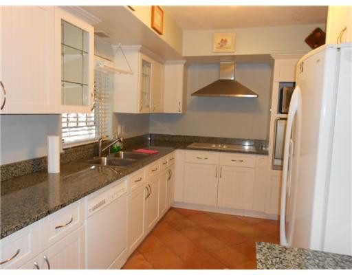 4630 West Park Road Hollywood, FL 33021 - Photo 4 of 17 Kitchen