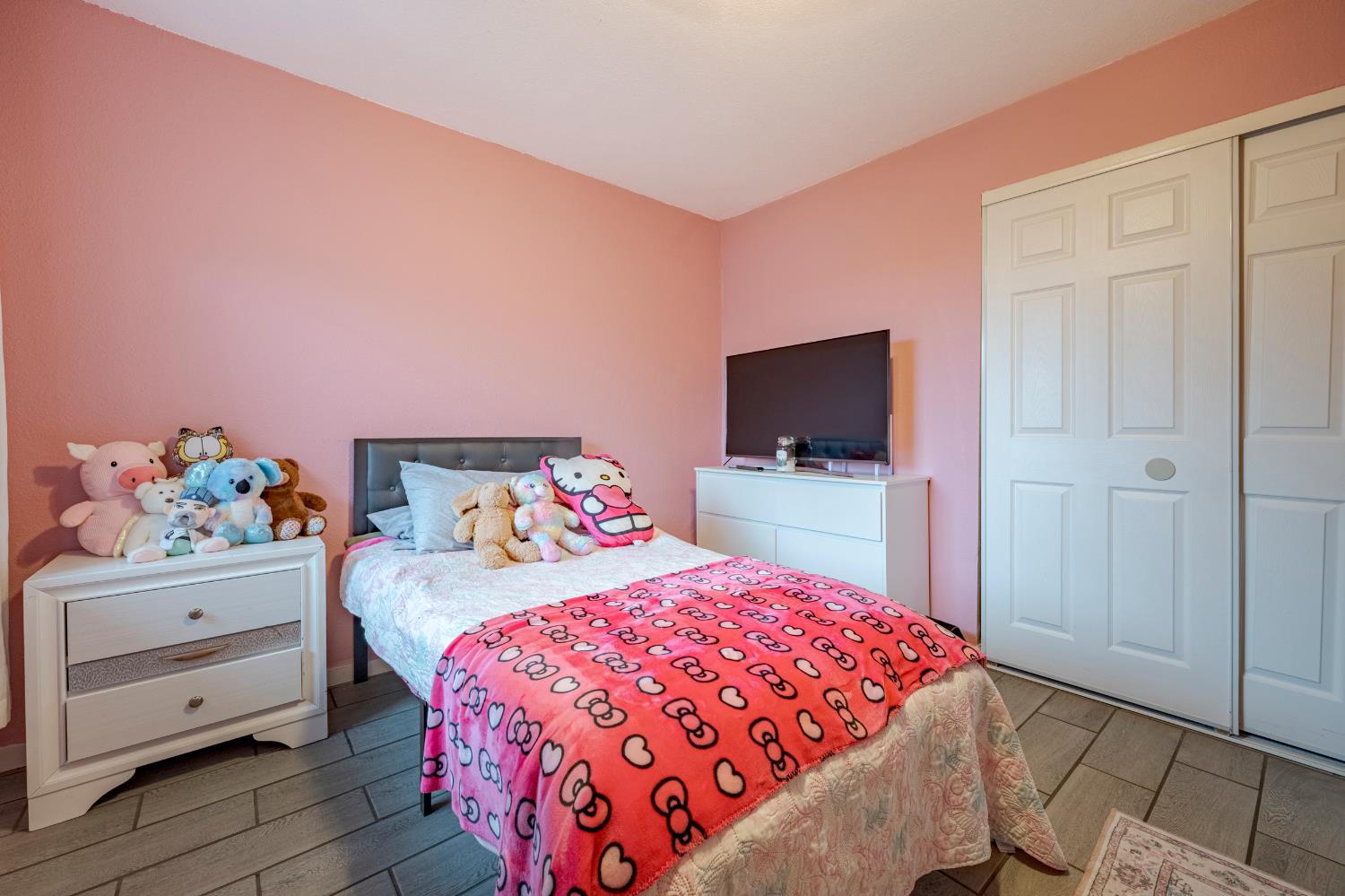 1595 East 26th Street Merced, CA 95340 - Photo 18 of 34 a bedroom with a bed and a flat tv screen on dresser