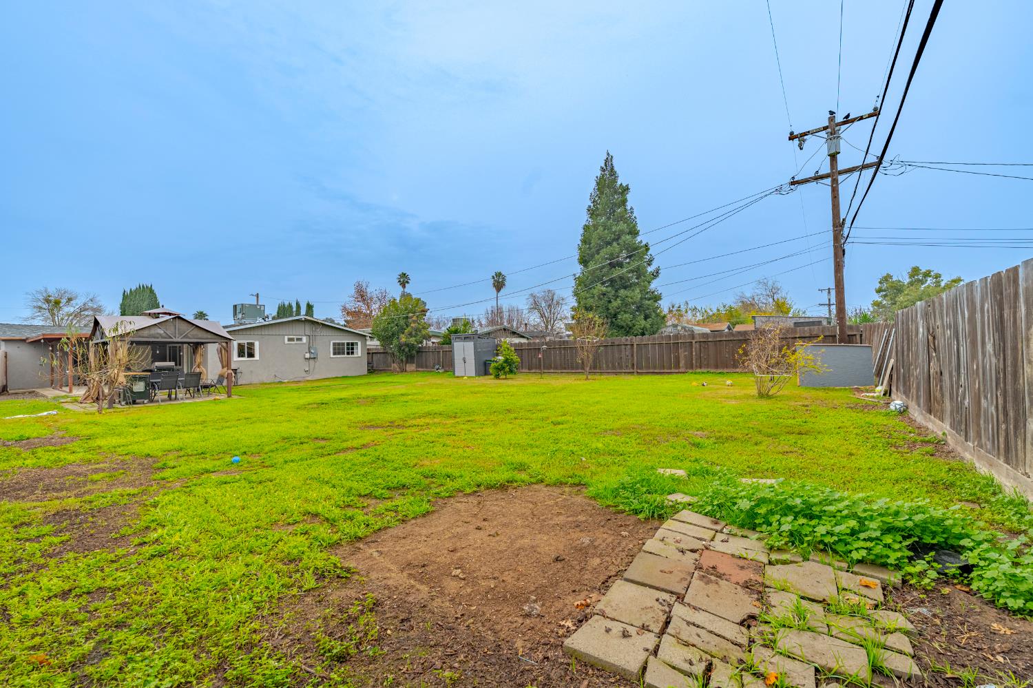 1595 East 26th Street Merced, CA 95340 - Photo 29 of 34 a backyard of a house with lots of green space
