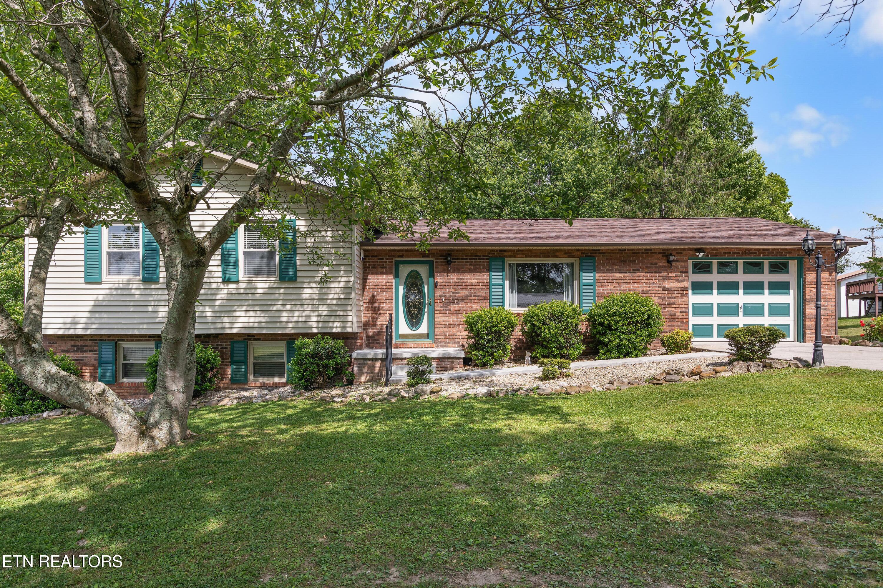 112 Shannon Road Jacksboro, TN 37757 - Photo 1 of 32 030A7731
