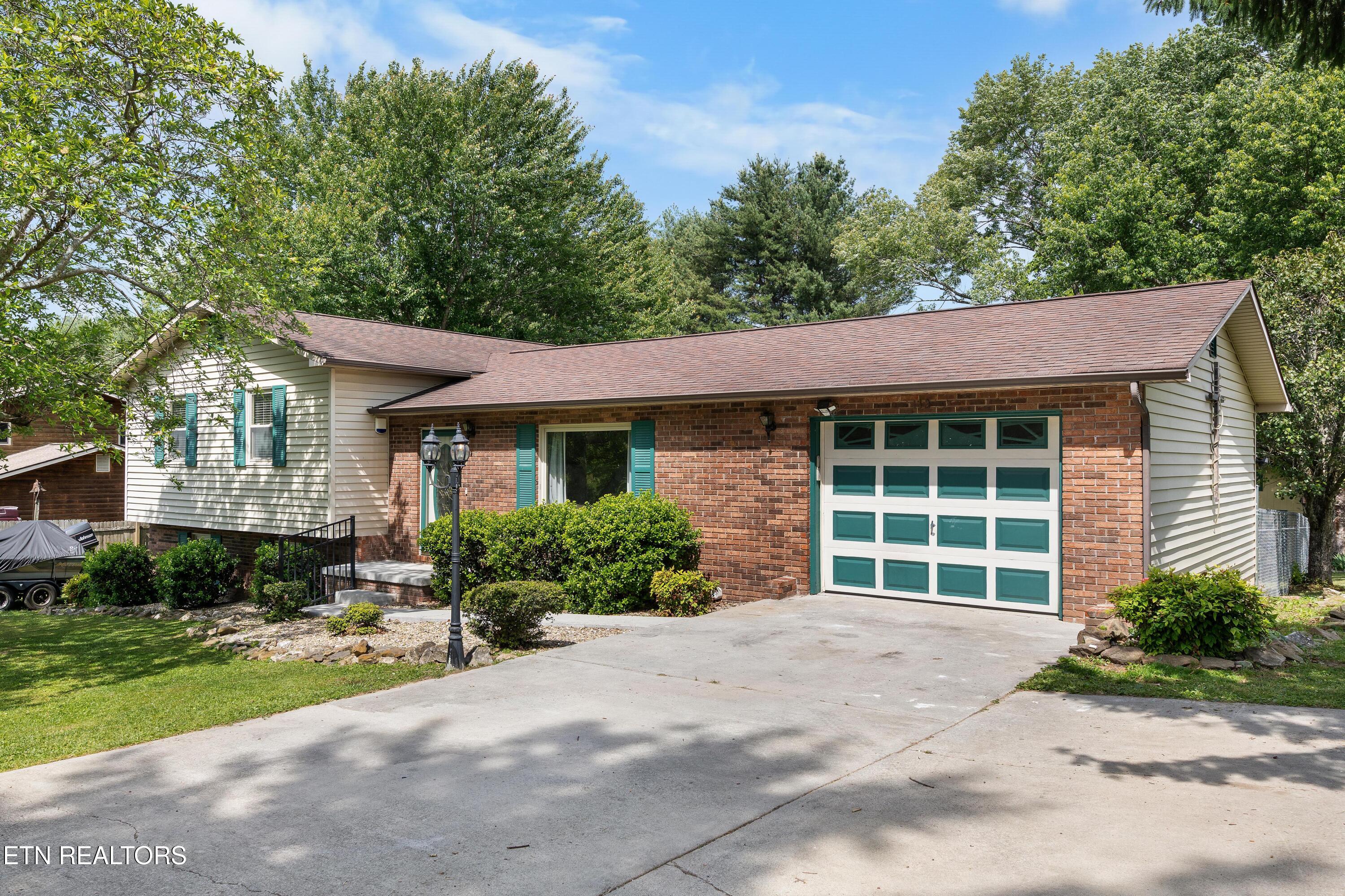 112 Shannon Road Jacksboro, TN 37757 - Photo 2 of 32 030A7740