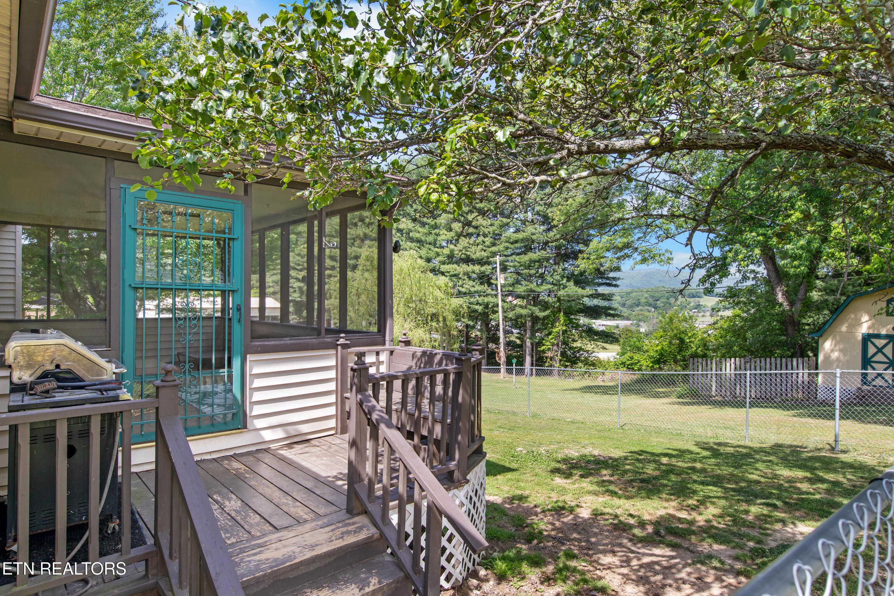 112 Shannon Road Jacksboro, TN 37757 - Photo 24 of 32 030A7768