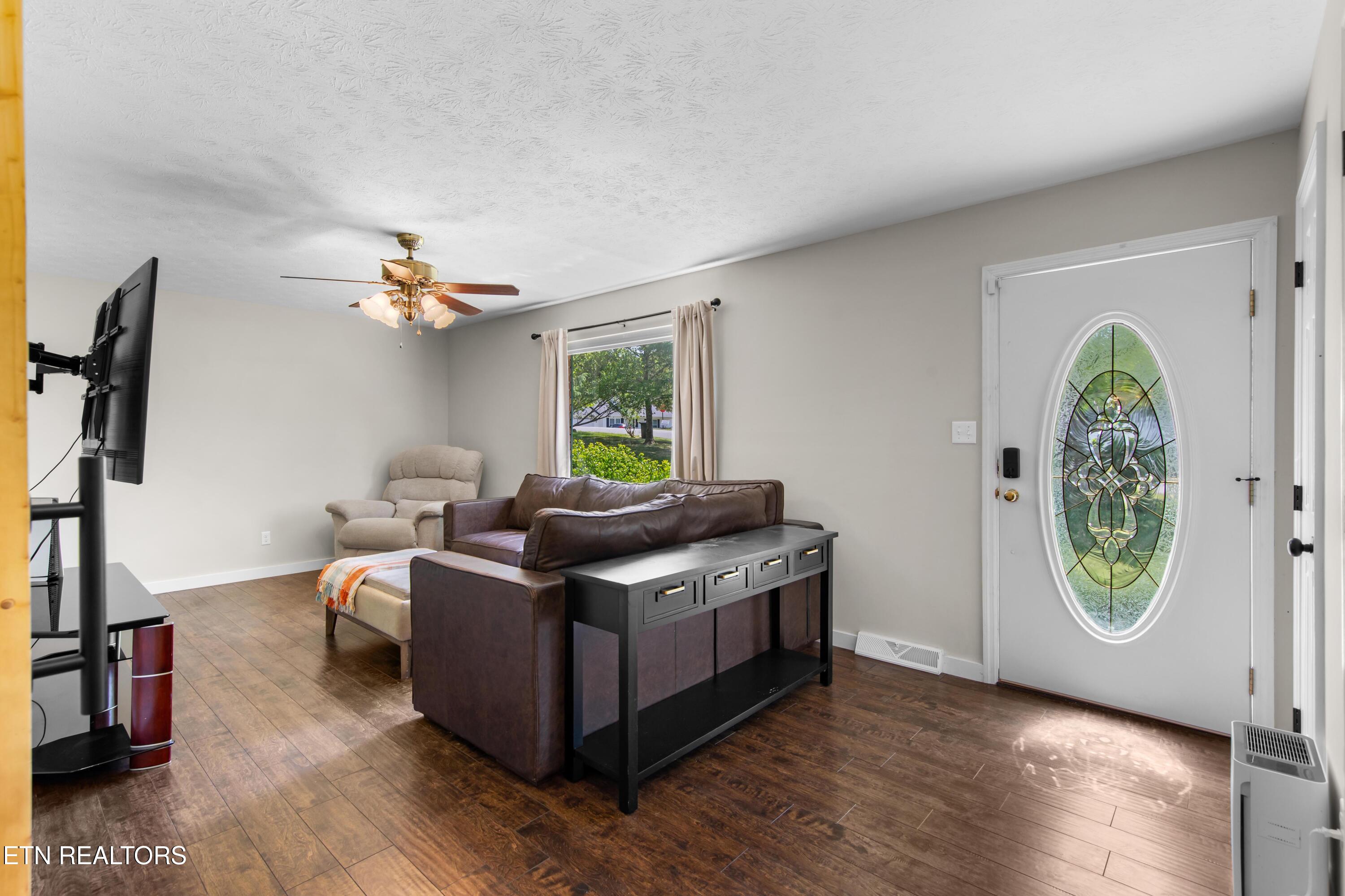 112 Shannon Road Jacksboro, TN 37757 - Photo 4 of 32 030A7892