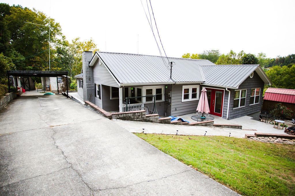 112 Rogers Ridge Road Kingston, TN 37763 - Photo 2 of 28 1F7A2418