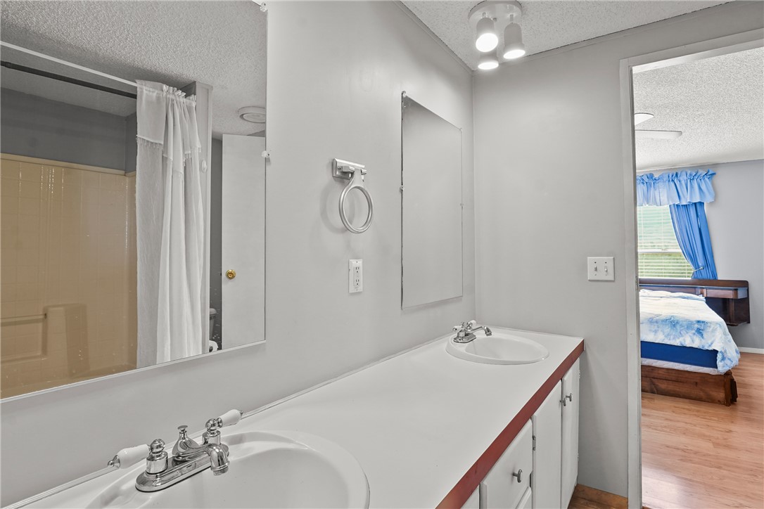 1354 Don Luis Road Golden Valley, AZ 86413 - Photo 12 of 49 Master Bathroom