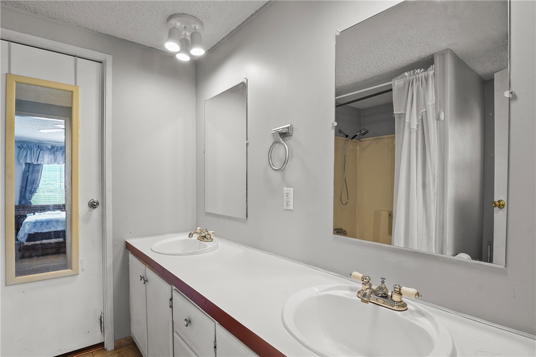 1354 Don Luis Road Golden Valley, AZ 86413 - Photo 13 of 49 Master Bathroom