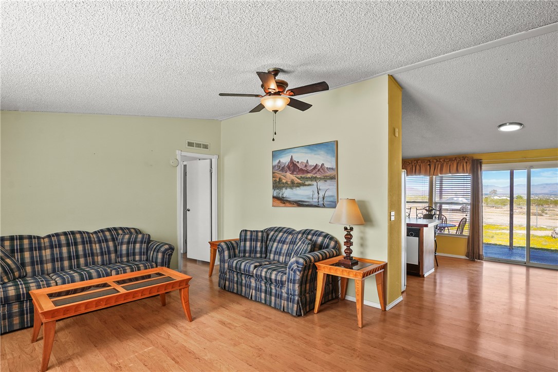 1354 Don Luis Road Golden Valley, AZ 86413 - Photo 5 of 49 Living Room