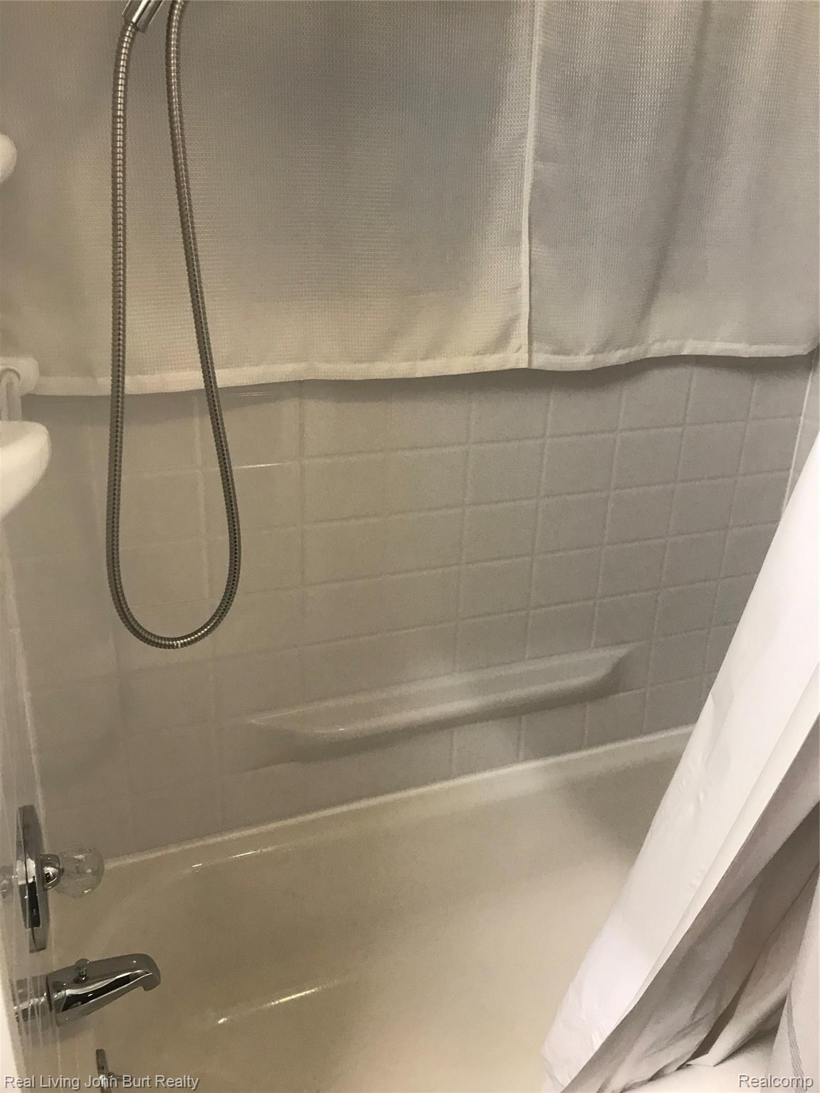 3338 West Drahner Road Oxford, MI 48371 - Photo 11 of 21 brand new tub and surround