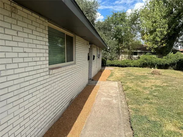 a house view with a backyard space