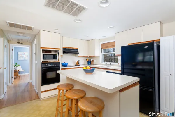 $625,000 | 54 Bunnell Circle, Fairfield, CT 06825