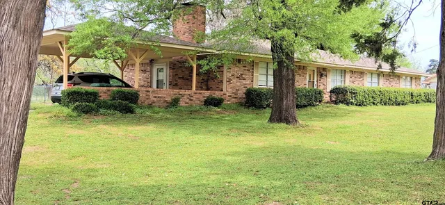 a view of a house with a yard and plants