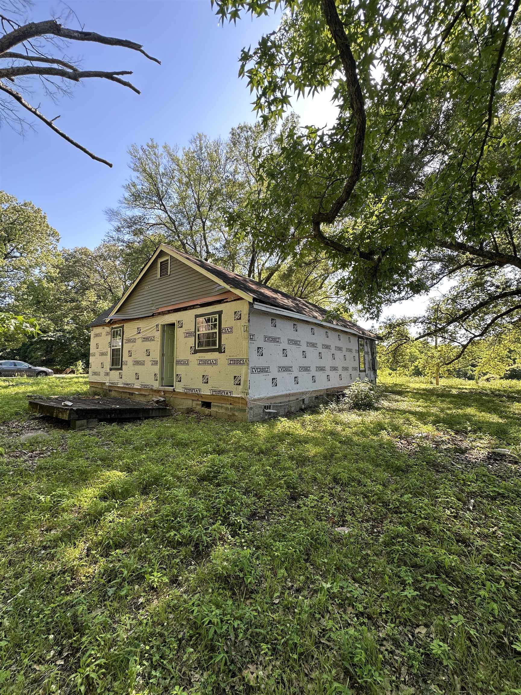 3064 Meadowbrook Road Memphis, TN 38109 - Photo 2 of 14 View of side of property with crawl space and a yard
