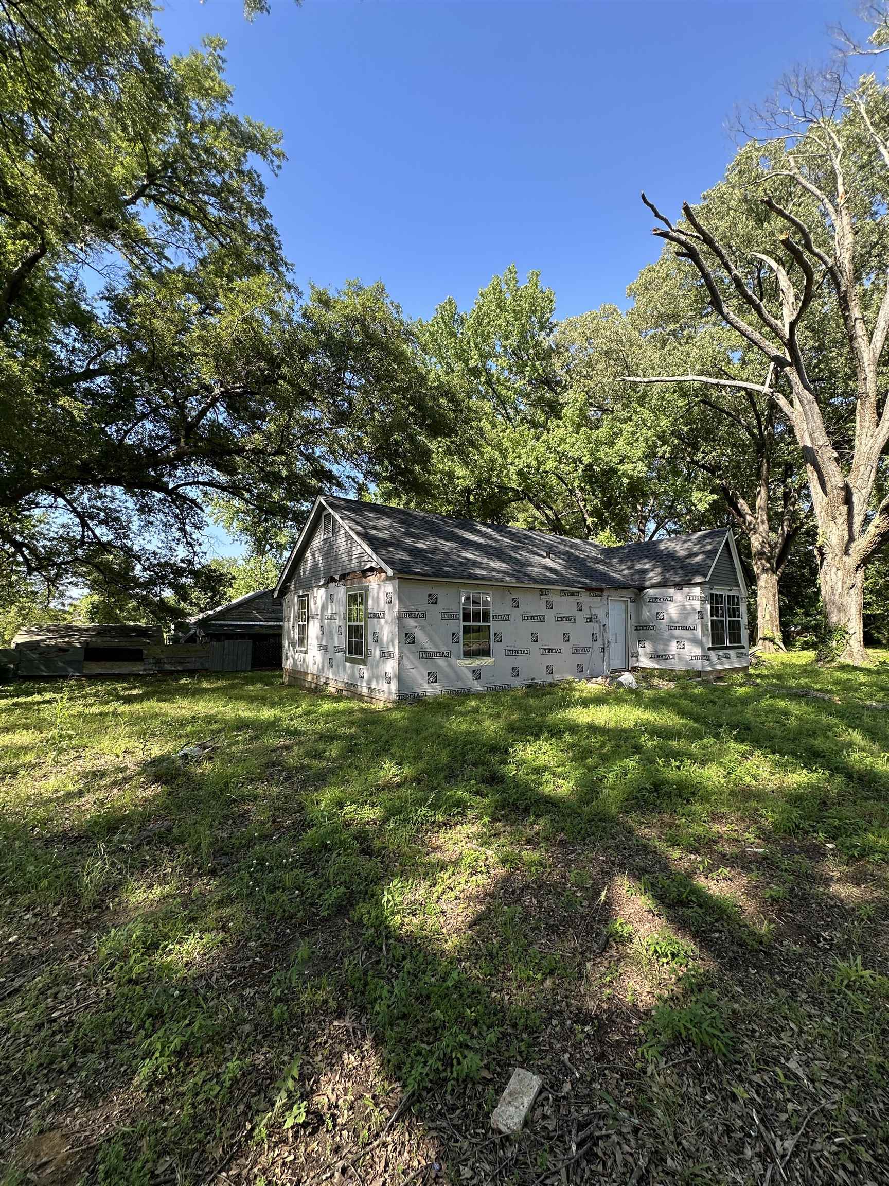 3064 Meadowbrook Road Memphis, TN 38109 - Photo 4 of 14 View of green lawn