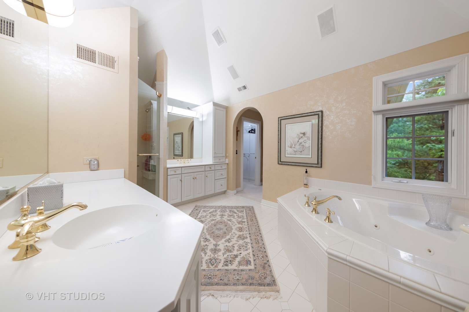 9301 Falling Waters Drive East Burr Ridge, IL 60527 - Photo 35 of 44 a spacious bathroom with a tub sink and mirror