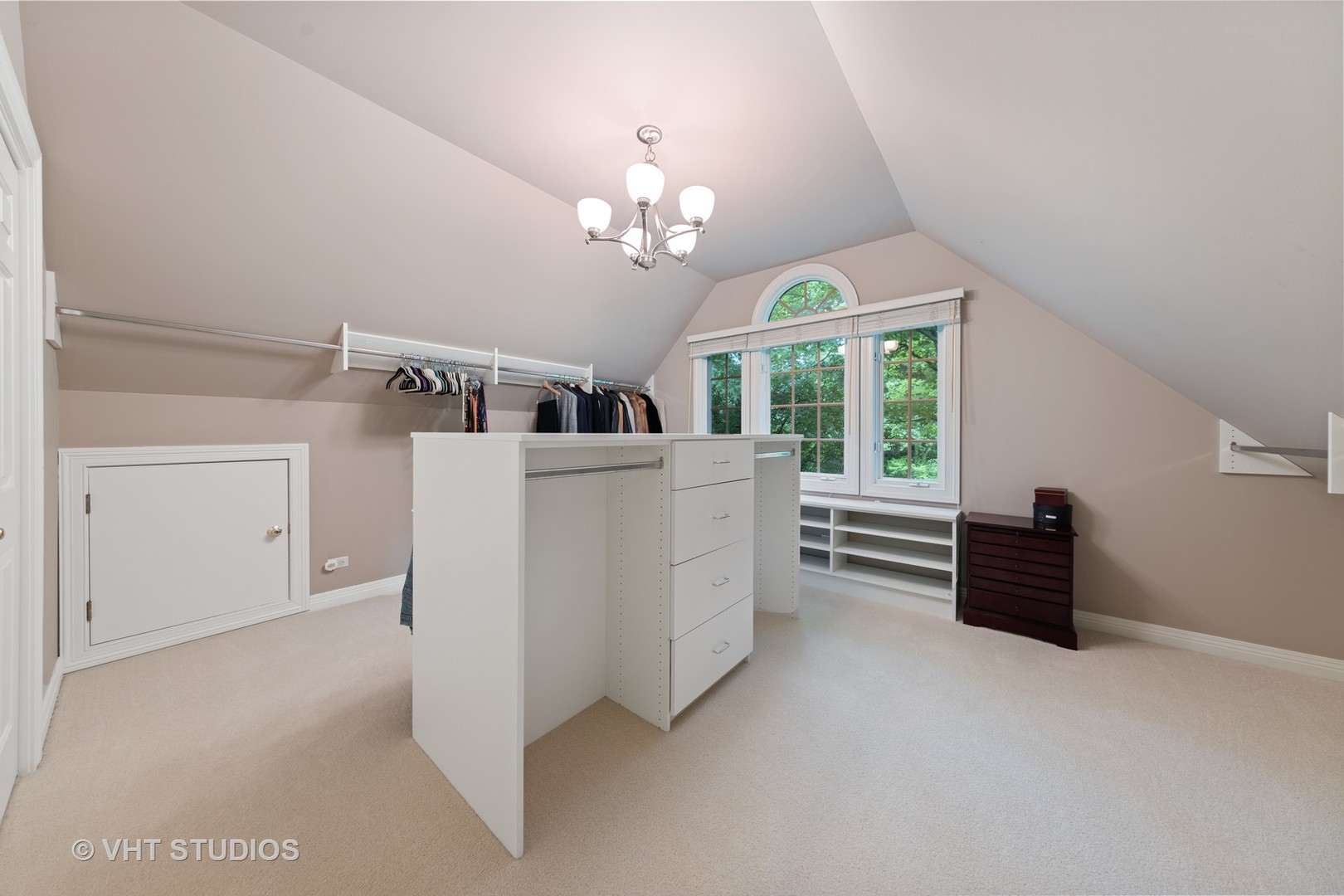 9301 Falling Waters Drive East Burr Ridge, IL 60527 - Photo 39 of 44 a view of a livingroom with furniture