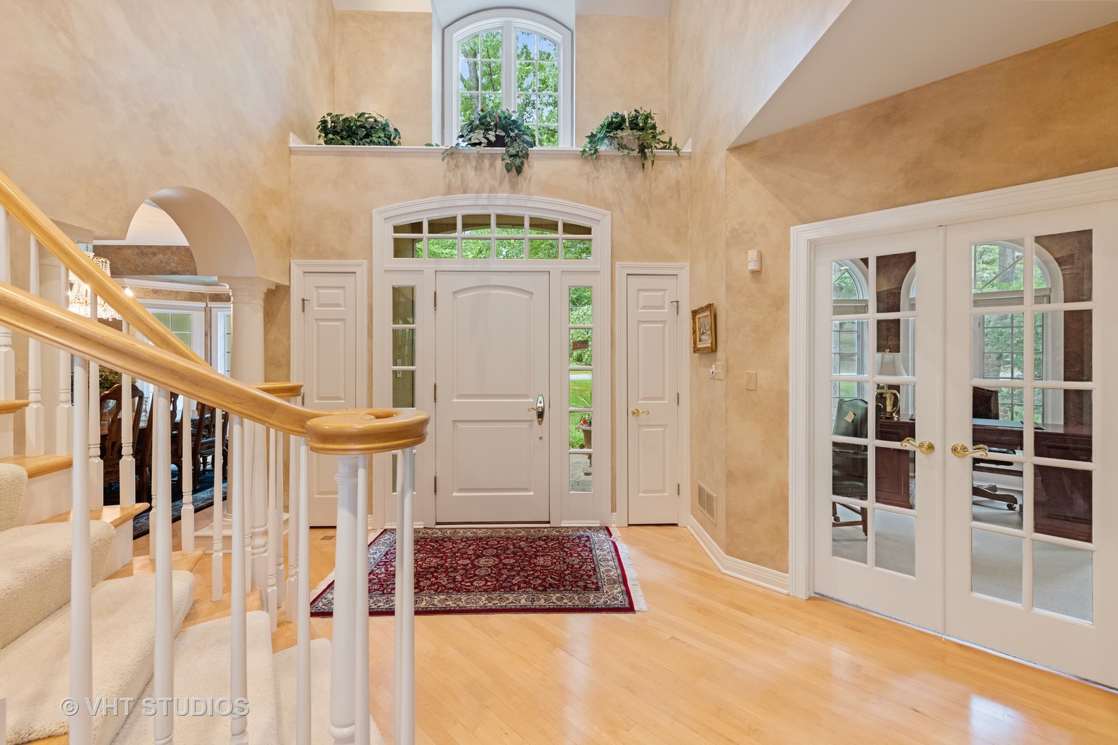 9301 Falling Waters Drive East Burr Ridge, IL 60527 - Photo 8 of 44 a view of an entryway with seating area