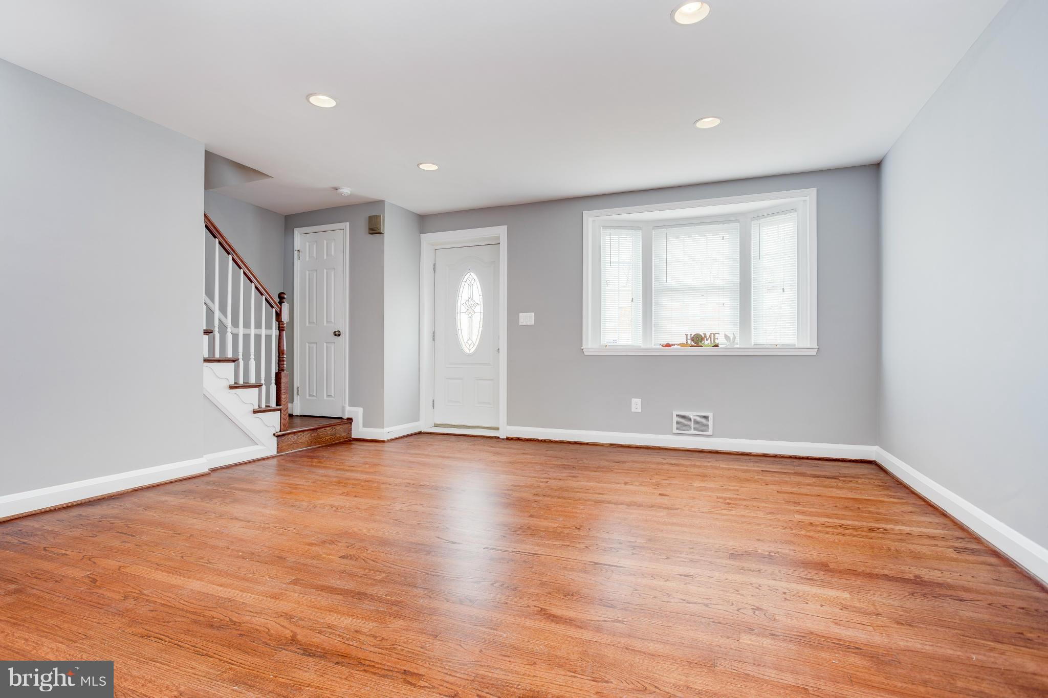 6231 Pilgrim Road Baltimore, MD 21214 - Photo 5 of 25 Living Room