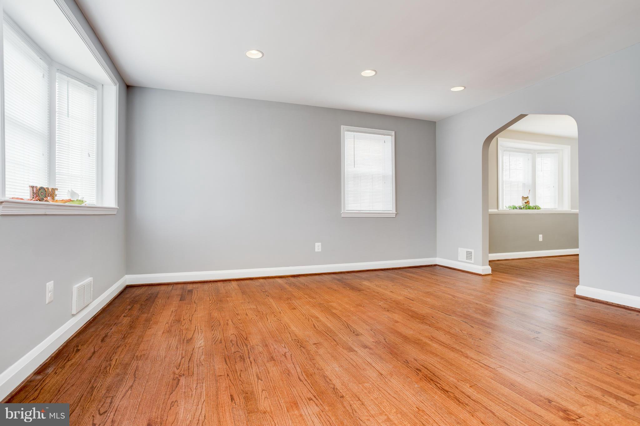 6231 Pilgrim Road Baltimore, MD 21214 - Photo 6 of 25 Living Room