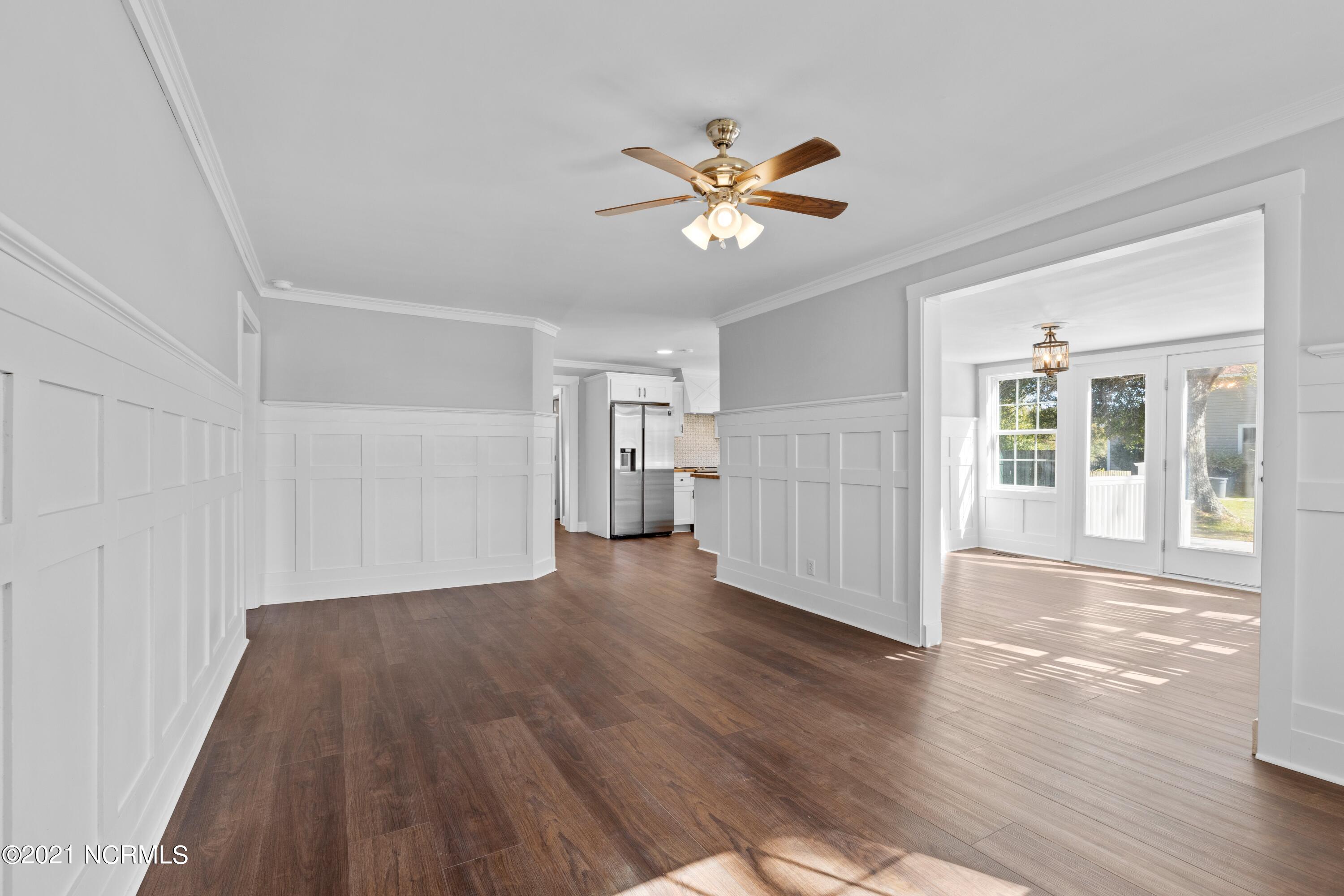 2711 Mayberry Loop Road Morehead City, NC 28557 - Photo 11 of 36 Living room/Dining
