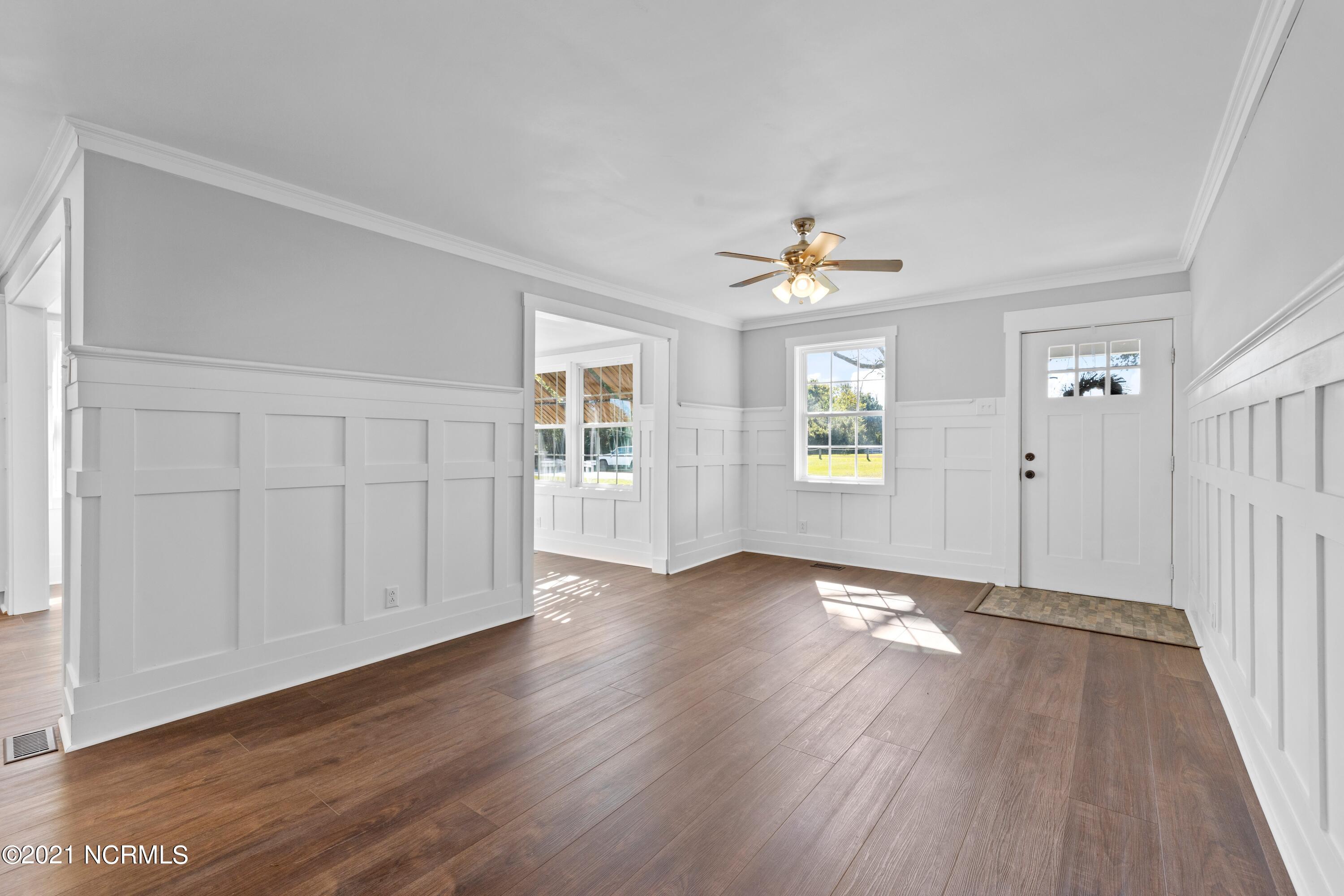 2711 Mayberry Loop Road Morehead City, NC 28557 - Photo 12 of 36 Living Room