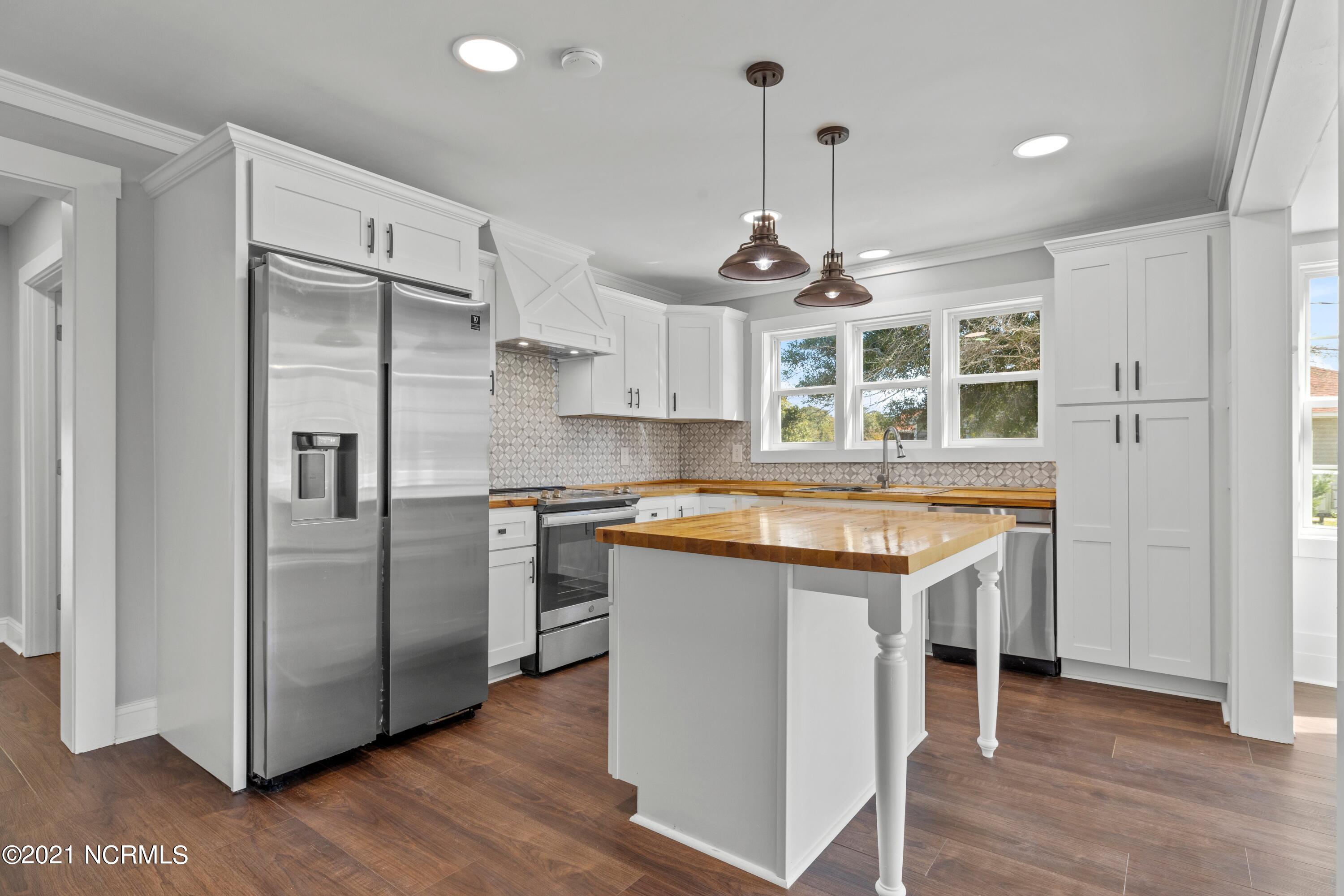 2711 Mayberry Loop Road Morehead City, NC 28557 - Photo 16 of 36 Kitchen