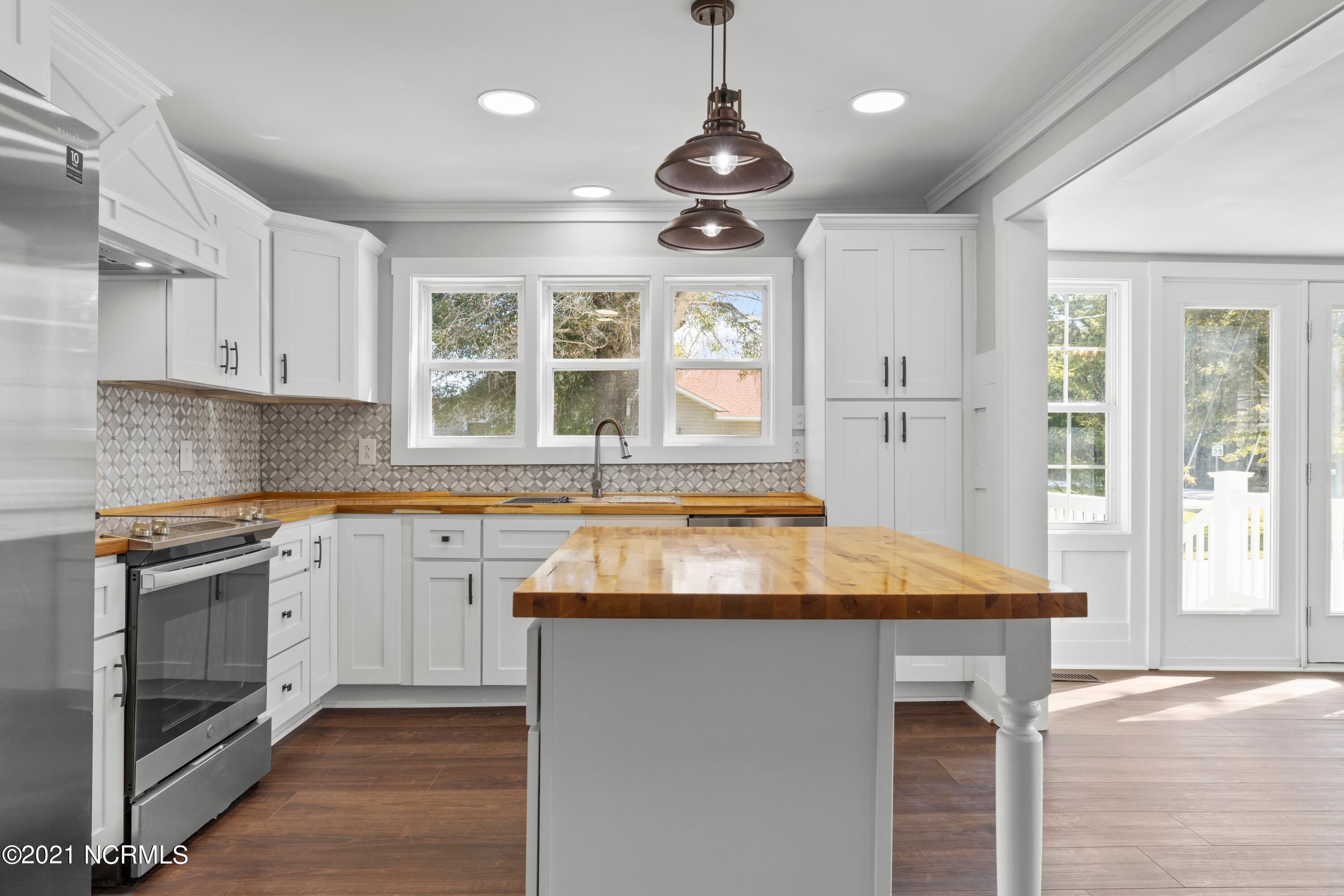 2711 Mayberry Loop Road Morehead City, NC 28557 - Photo 17 of 36 Kitchen
