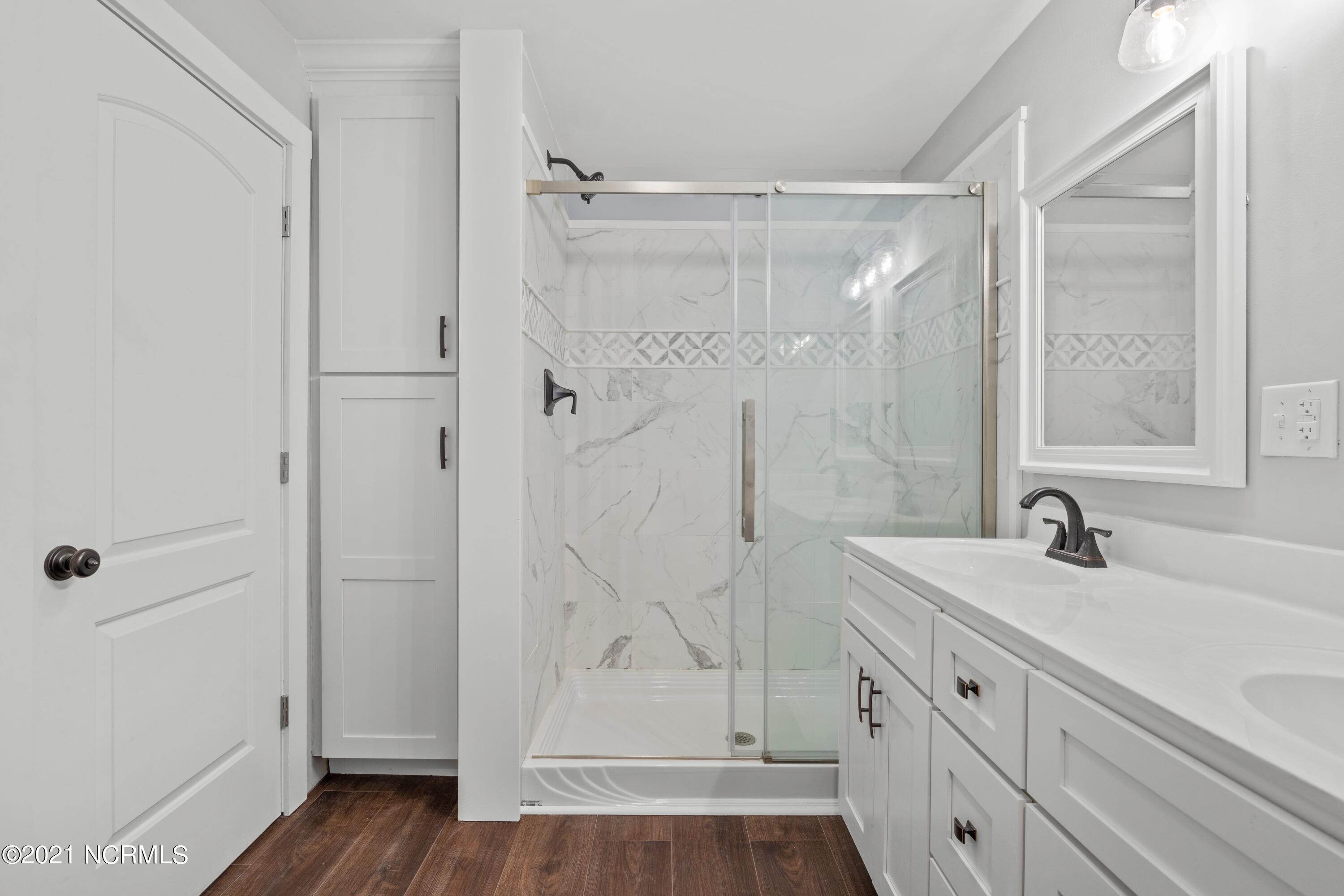 2711 Mayberry Loop Road Morehead City, NC 28557 - Photo 21 of 36 Master Bath