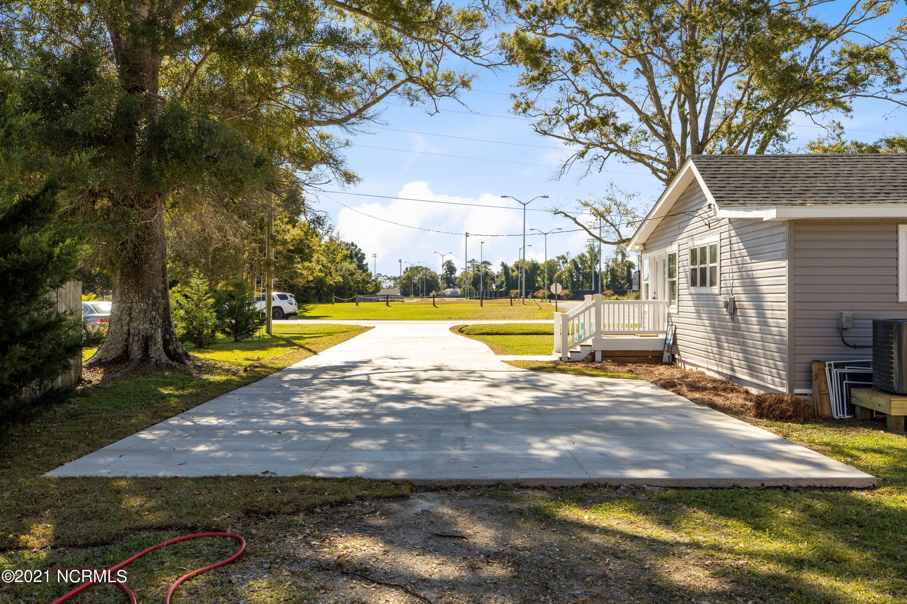 2711 Mayberry Loop Road Morehead City, NC 28557 - Photo 9 of 36 Large Driveway