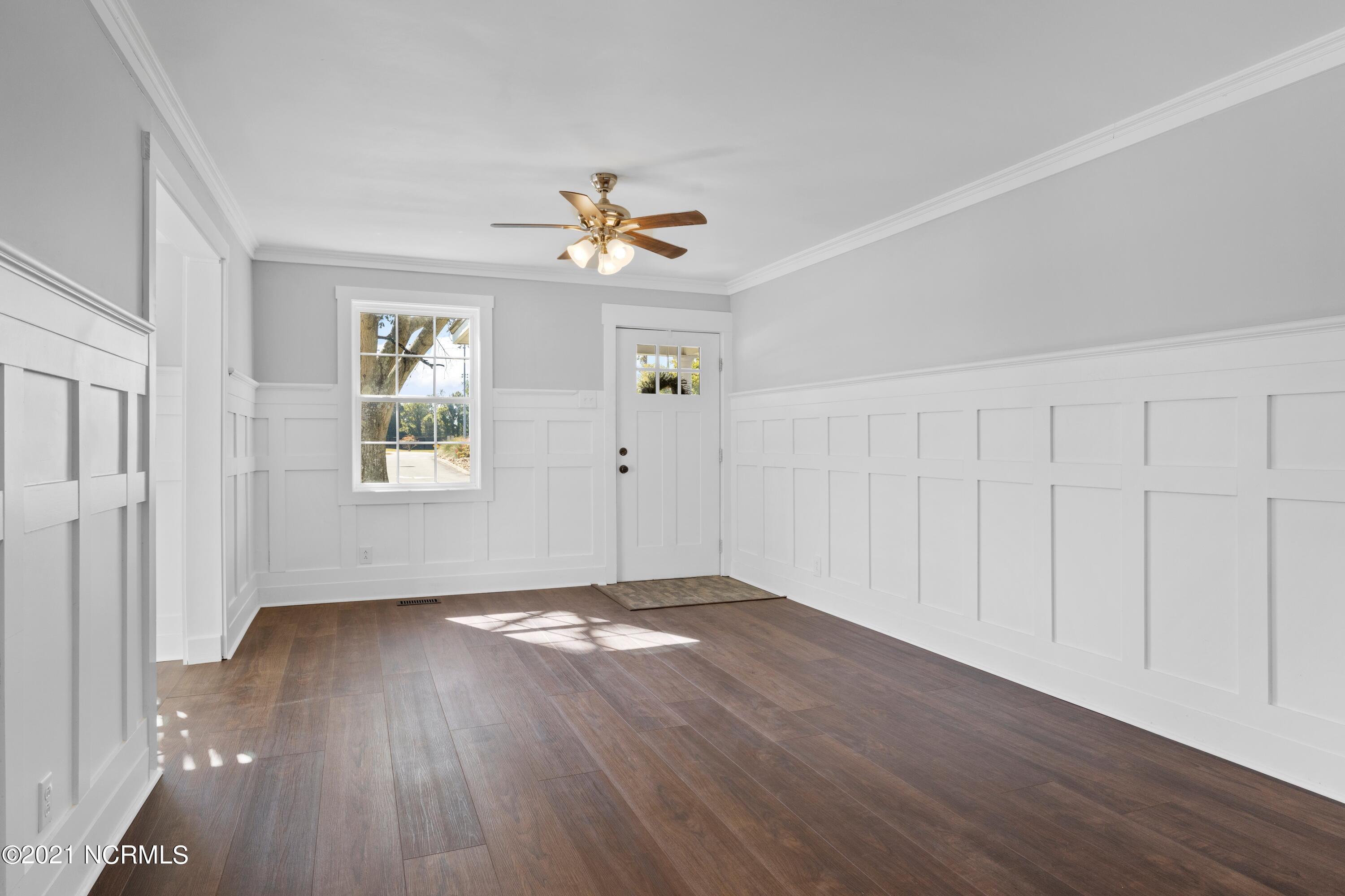 2711 Mayberry Loop Road Morehead City, NC 28557 - Photo 10 of 36 Living Room