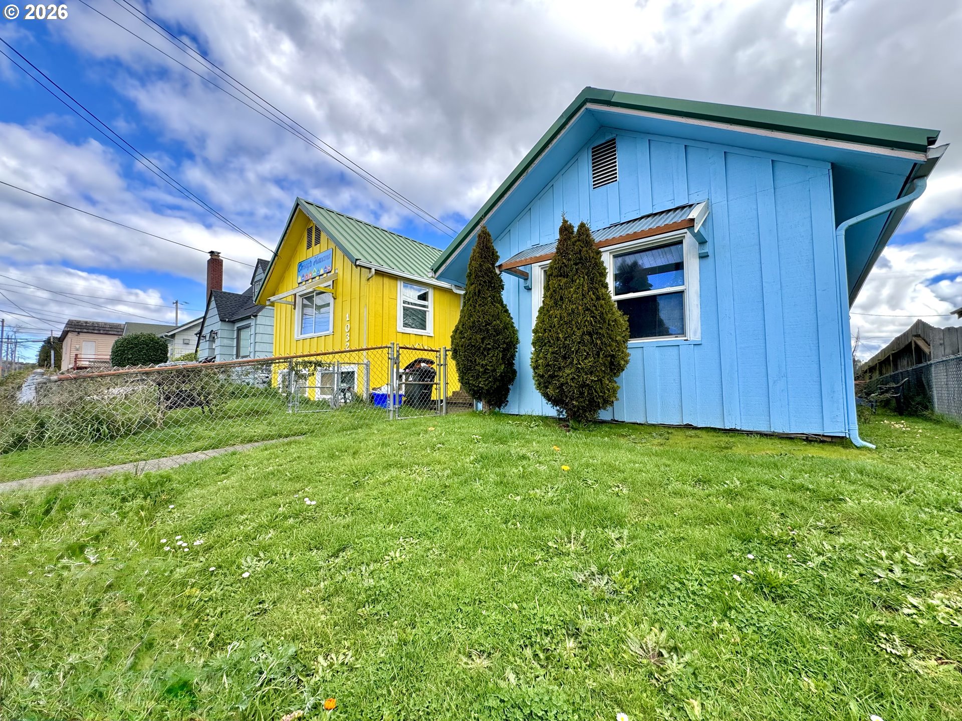 1032 South 4th Street Coos Bay, OR 97420 - Photo 5 of 44 a view of a backyard of the house