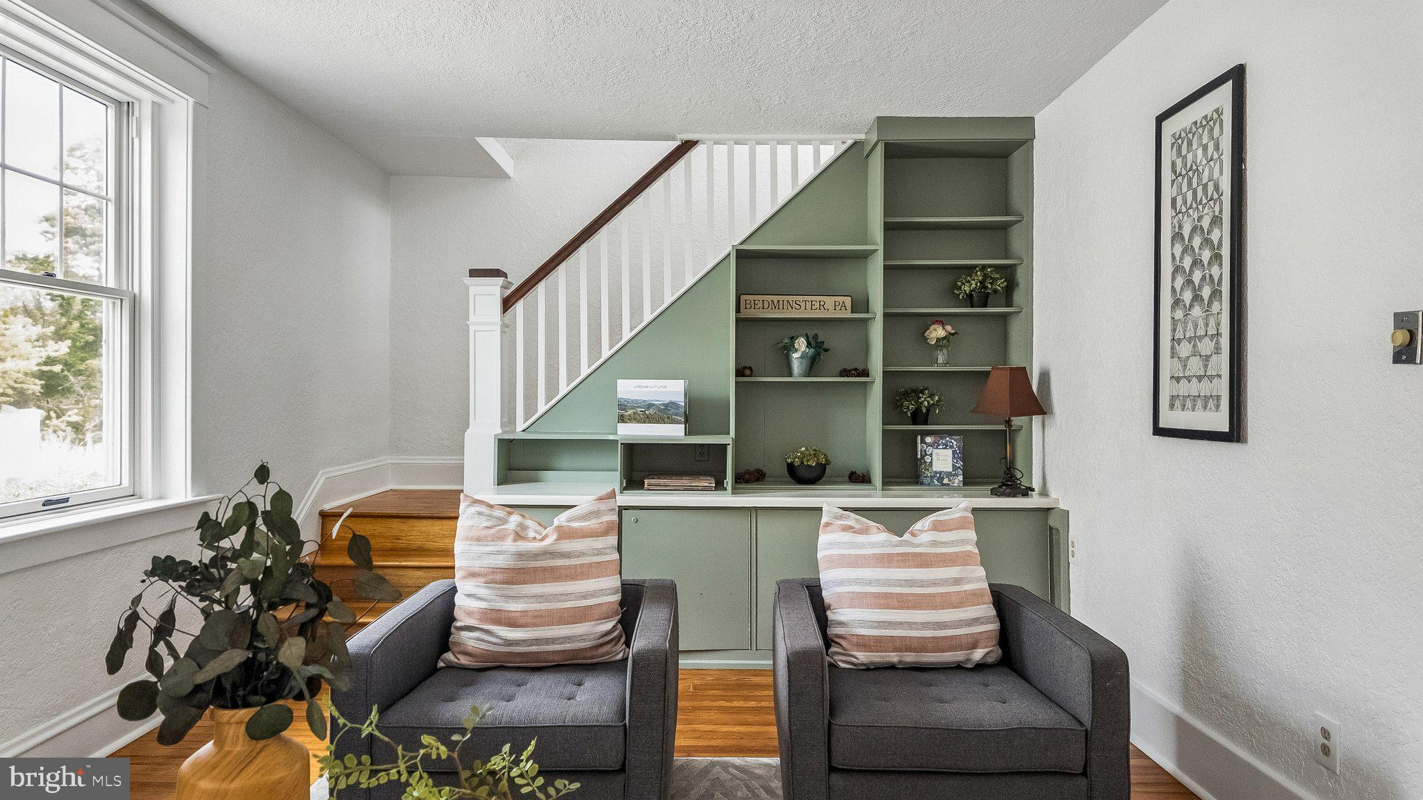 Built in shelving w. media console