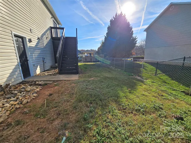 a view of a backyard