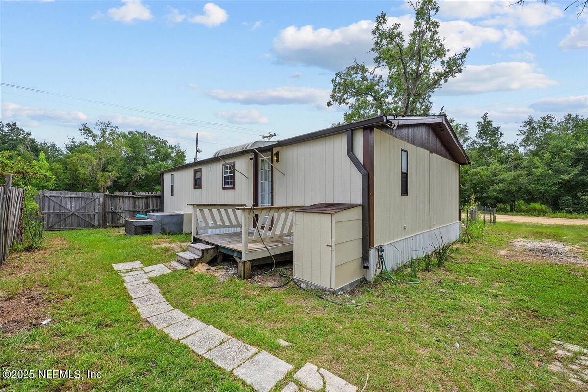301 Kitty Avenue Interlachen, FL 32148 - Photo 5 of 23 a house with garden in the background