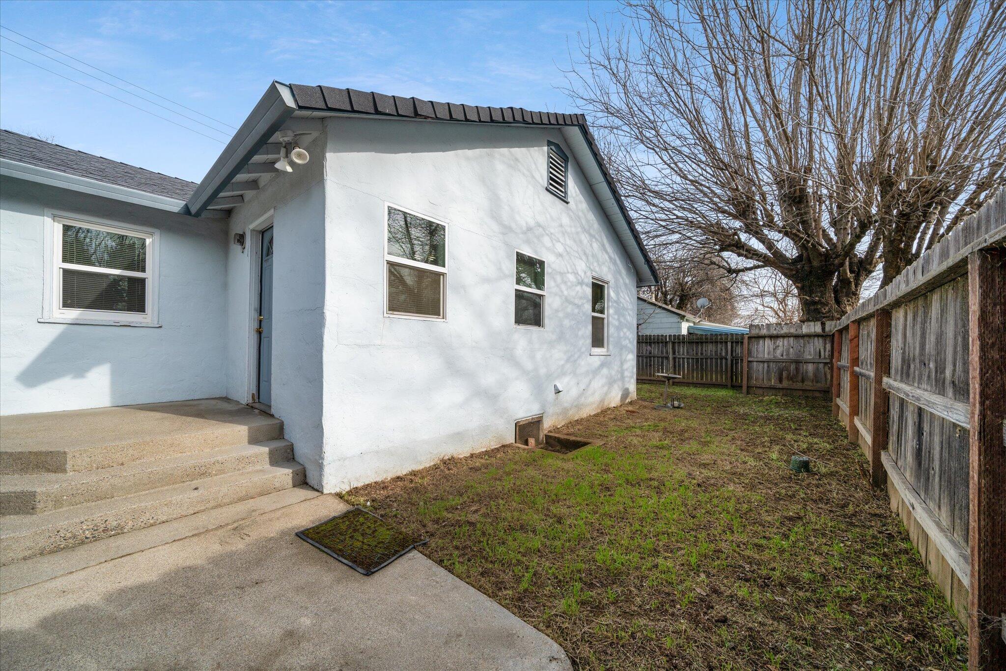 409 Smile Place Redding, CA 96001 - Photo 17 of 39 17-BiggerFlow Real Estate Media-17