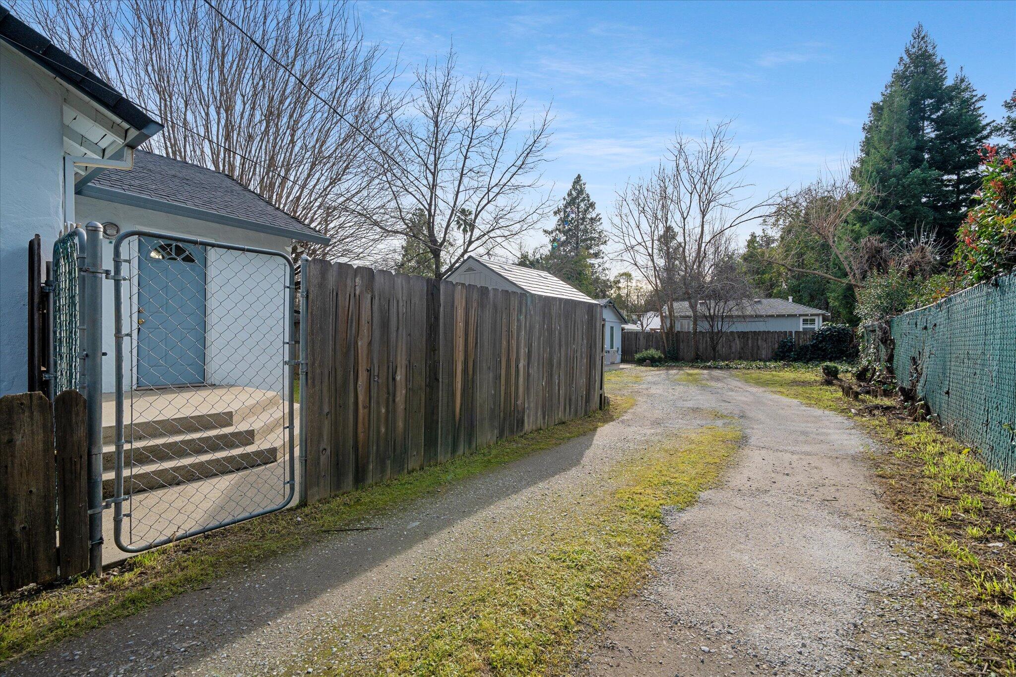 409 Smile Place Redding, CA 96001 - Photo 25 of 39 26-BiggerFlow Real Estate Media-26