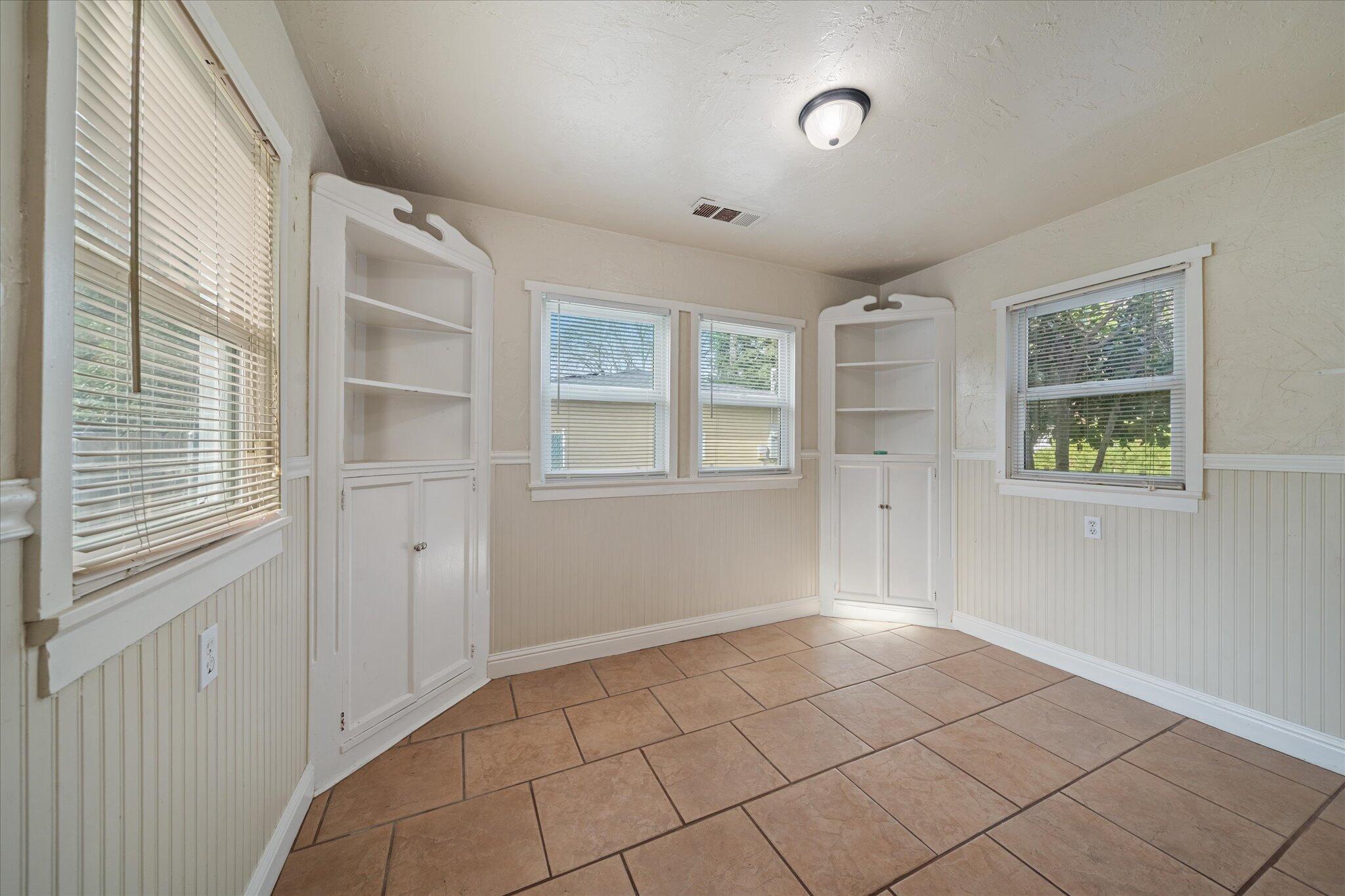 409 Smile Place Redding, CA 96001 - Photo 7 of 39 07-BiggerFlow Real Estate Media-7