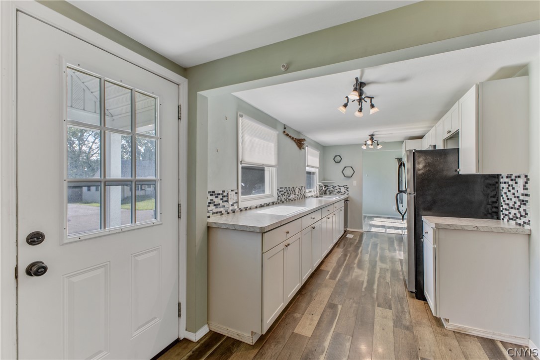 125 Circle Road Salina, NY 13212 - Photo 9 of 39 Lovely modern kitchen with plenty of cupboard space.