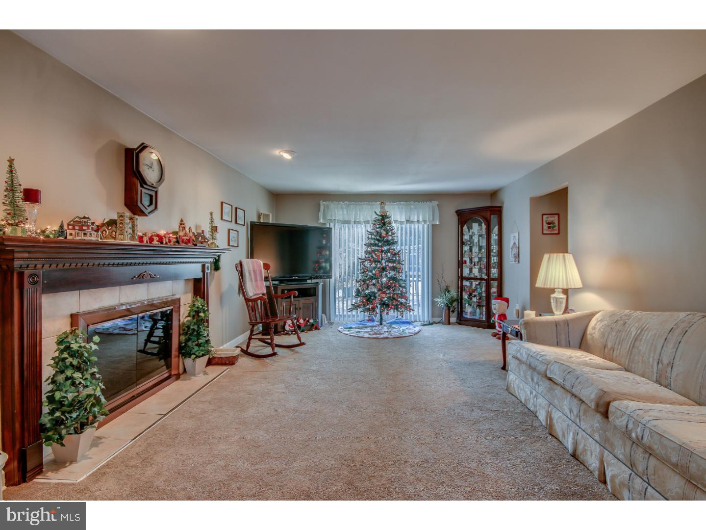 130 Cascade Road Springfield, PA 19064 - Photo 7 of 24 Living Room