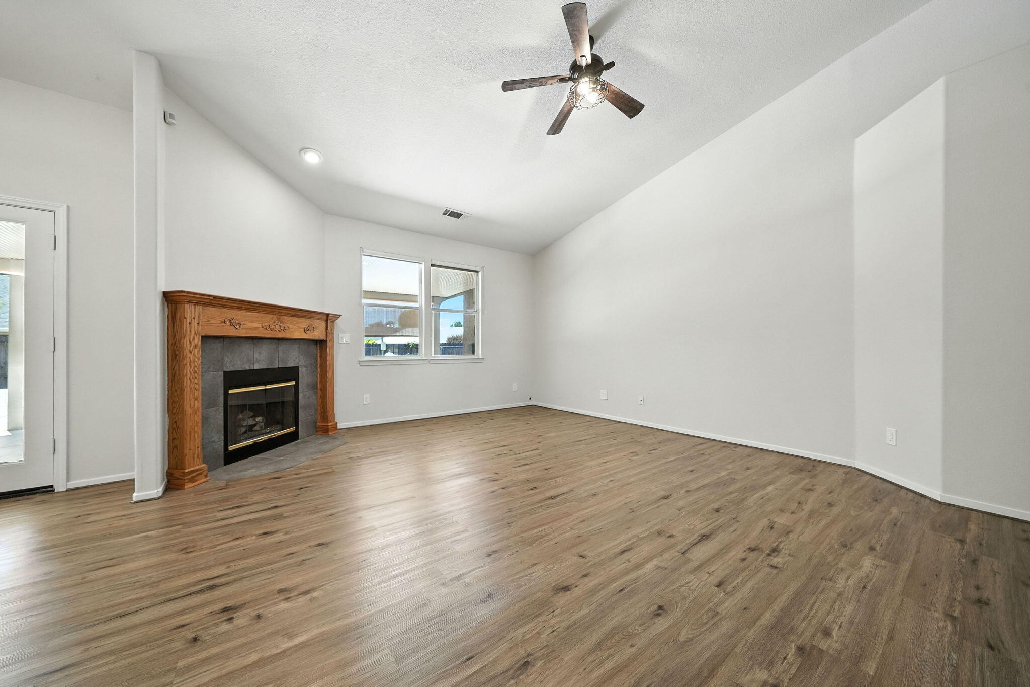 3306 Lawrence Road Redding, CA 96002 - Photo 3 of 21 Living Room