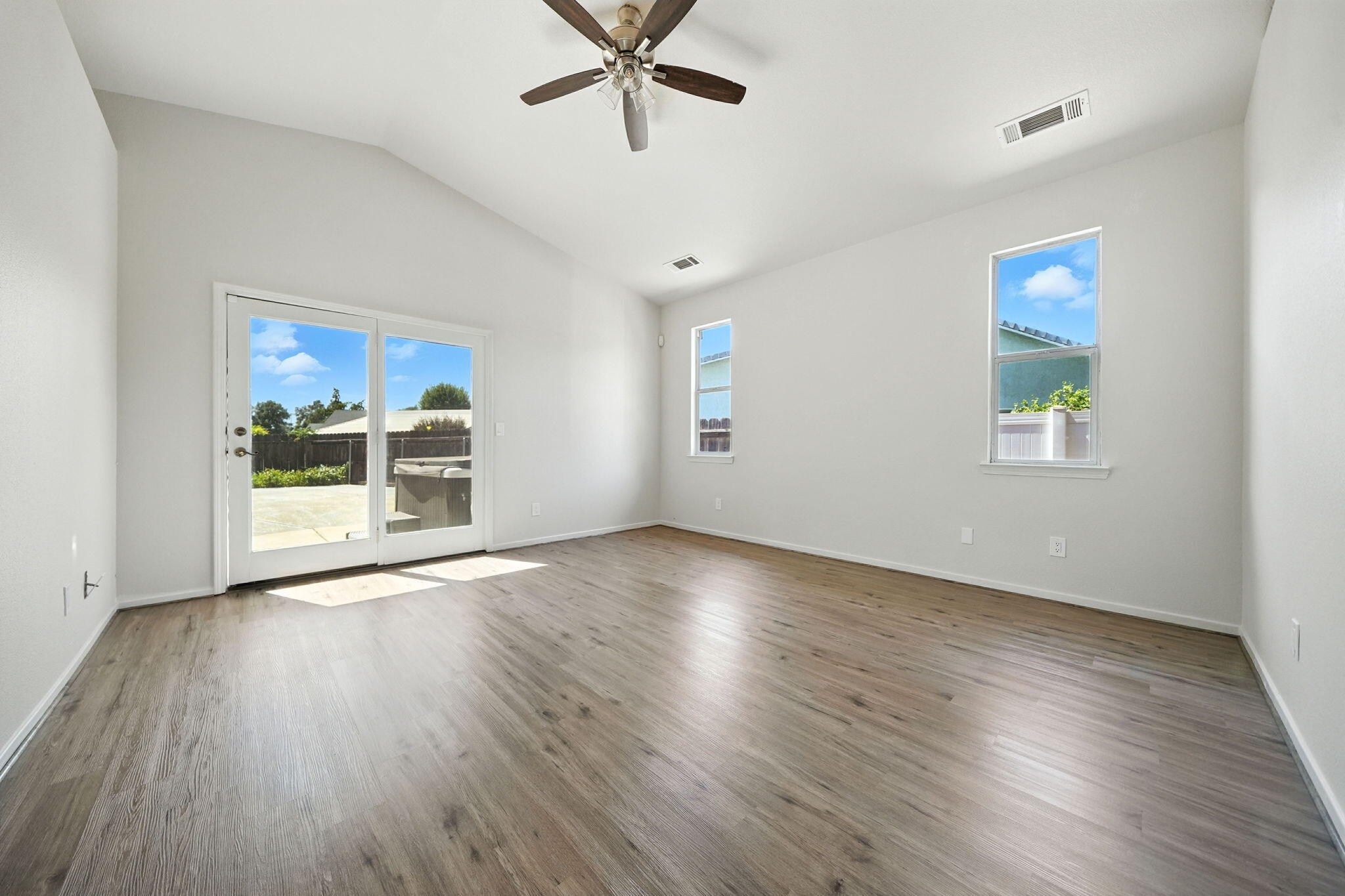 3306 Lawrence Road Redding, CA 96002 - Photo 7 of 21 Primary Suite