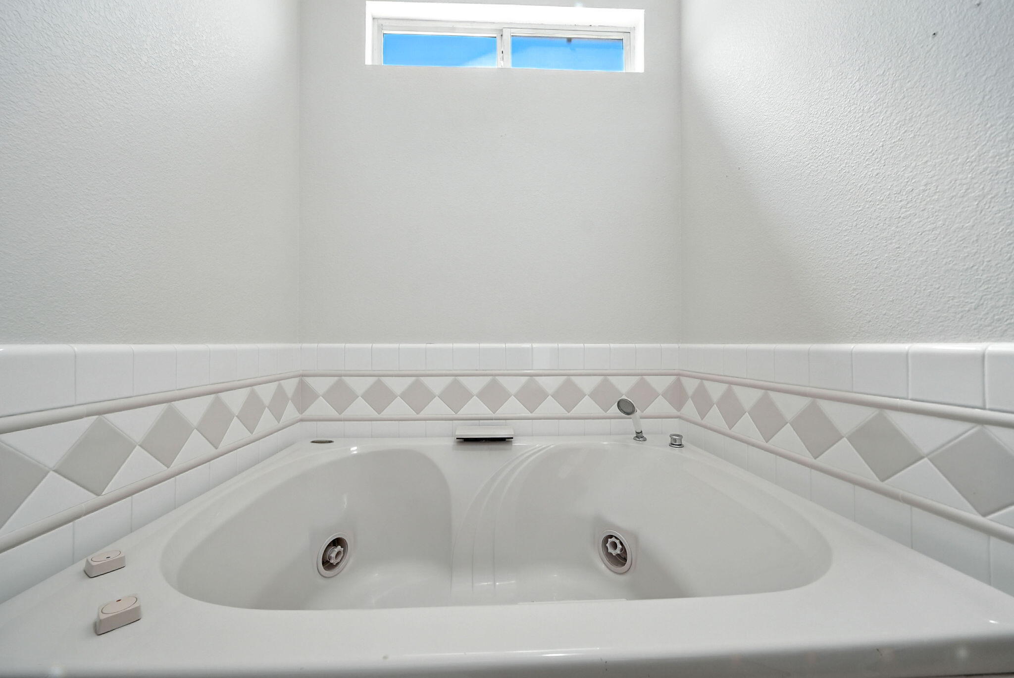 3306 Lawrence Road Redding, CA 96002 - Photo 9 of 21 Primary Bathroom