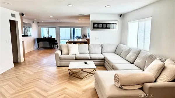 $4,300 | 7414 Delco Avenue, Canoga Park, CA 91306